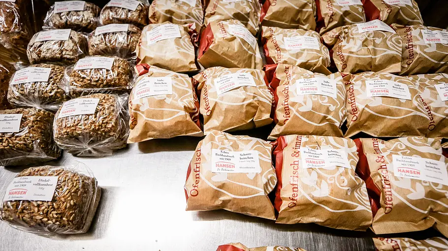 Bäckerei Hansen muss schließen. Brötchentüten von Bäckerei Hansen anenandergereiht.
