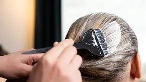 Du wünschst dir Highlights und Farbakzente im Haar? Wir zeigen die schönsten Frisuren mit Balayage für graues Haar. - Foto: iStock/artursfoto Du wünschst dir Highlights und Farbakzente im Haar? Wir zeigen die schönsten Frisuren mit Balayage für graues Haar. - Foto: iStock/artursfoto