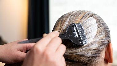 Du wünschst dir Highlights und Farbakzente im Haar? Wir zeigen die schönsten Frisuren mit Balayage für graues Haar.  - Foto: iStock/artursfoto