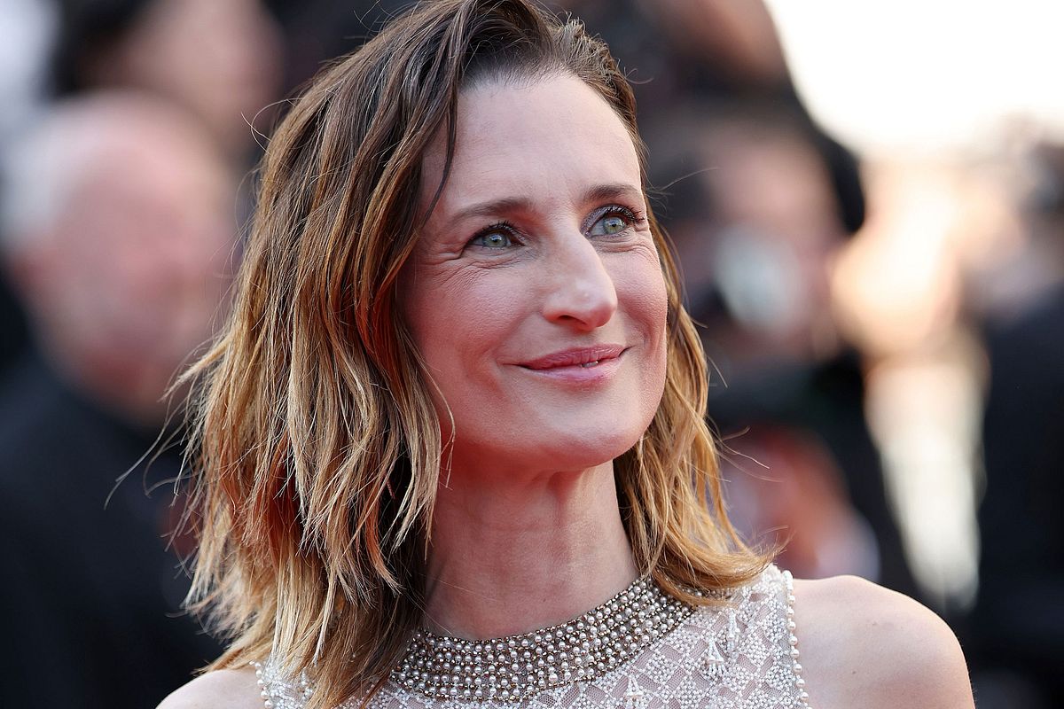 Camille Cottin Long Bob und Balayage-Strähnchen.