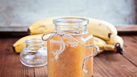 Bananenmarmelade ist im Handumdrehen selbst gemacht. - Foto: iStock/Ungaju