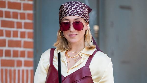 Bandana binden: So setzt du das beliebte Tuch als Haar-Accessoire in Szene - Foto: Christian Vierig/Getty Images