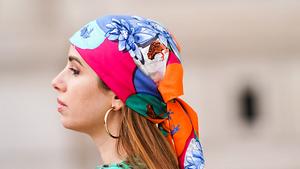 Die schönsten Bandana-Frisuren für den Sommer zum Nachstylen - Foto: Edward Berthelot/Getty Images