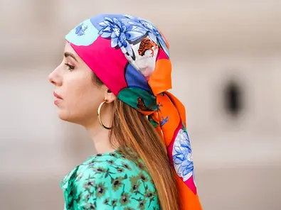 Die schönsten Bandana-Frisuren für den Sommer zum Nachstylen - Foto: Edward Berthelot/Getty Images