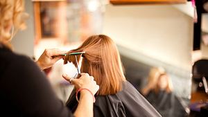 Frau mit Bob beim Friseur - Foto: ideabug / iStock (Themenbild)