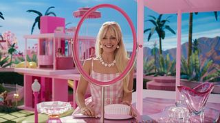 Barbie sitzt vor einem Spiegel - Foto: IMAGO / Picturelux