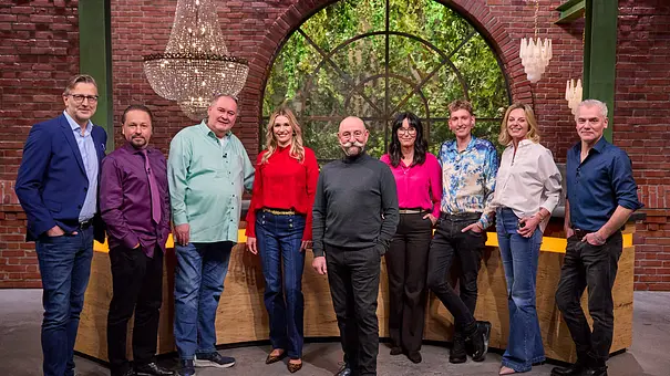 Die Händler und Experten von Bares für Rares stehen in einer Reihe nebeneinander und schauen in die Kamera. In der Mitte steht Moderator Horst Lichter. - Foto: ZDF/Frank Beer Die Händler und Experten von Bares für Rares stehen in einer Reihe nebeneinander und schauen in die Kamera. In der Mitte steht Moderator Horst Lichter. - Foto: ZDF/Frank Beer