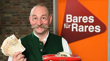 Horst Lichter in der Kulisse von Bares für Rares - Foto: ZDF/Frank W. Hempel