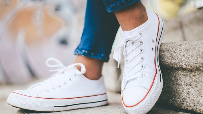 Barfuß in Sneakers: 5 Tipps gegen Schweißfüße - Foto: eclipse_images/iStock