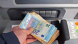 Schluss mit lustig! Zu dieser Zeit gibt es kein Bargeld am Automaten - Foto: IMAGO / Gottfried Czepluch (Symbolbild)