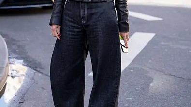 Barrel Jeans für welche Figur: Streetstyle mit einer Frau in Jeans - Foto: ddp/CAMERA PRESS/Marcy Swingle