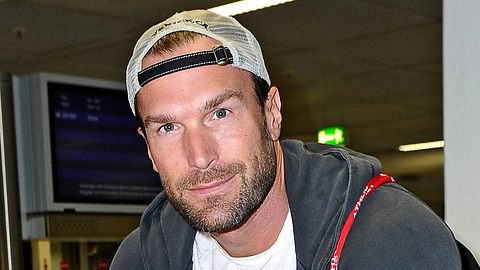 Bastian Yotta holt gegen seine Bewohner von Promis unter Palmen aus. - Foto: imago images / STAR-MEDIA