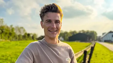 Bauer sucht Frau 2025: Friedrich Dieckmann steht vor dem Zaun einer grünen Weide und lächelt in die Kamera. - Foto: RTL
