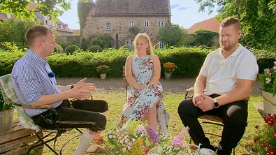„Bauer sucht Frau“-Kandidatin Insa mit ihren zwei Männern beim Scheunenfest - Foto: RTL