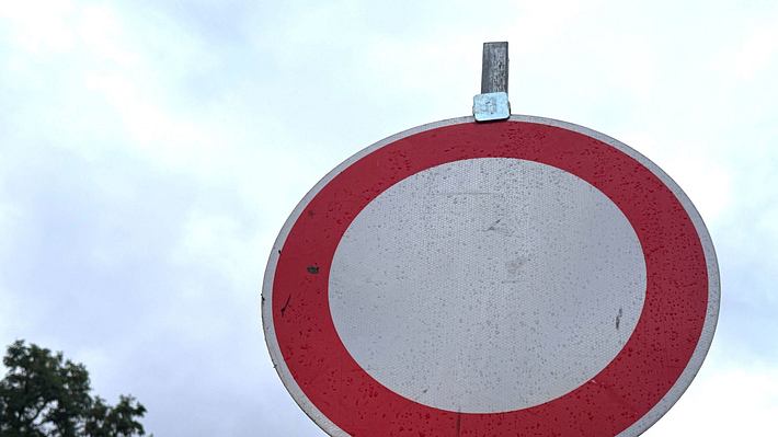 Die Durchreise durch solche bayerischen Landstraßen ist für Urlauber ab dem 15.08.2025 verboten. Die Straßen, die nicht länger befahren werden dürfen sind durch die üblichen „Durchfahrt verboten“-Verkehrsschilder gekennzeichnet. - Foto: IMAGO / mix1