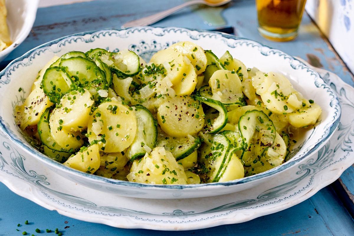 Bayrischer Kartoffelsalat mit lauwarmer Essig-Öl-Vinaigrette & Gurke