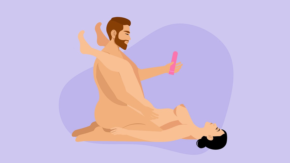 Paar hat SBDSM-Sex in der Patronengurt-Stellung - der Mann verwöhnt die Frau mit einem Vibrator.