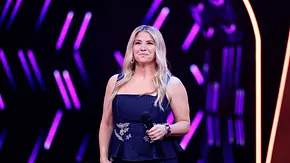 Beatrice Egli steht in einem blauen Outfit auf der Bühne. Sie hat ein Mikrofon in der Hand, trägt die blonden Haare offen und lächelt. - Foto: IMAGO / Panama Pictures Beatrice Egli steht in einem blauen Outfit auf der Bühne. Sie hat ein Mikrofon in der Hand, trägt die blonden Haare offen und lächelt. - Foto: IMAGO / Panama Pictures