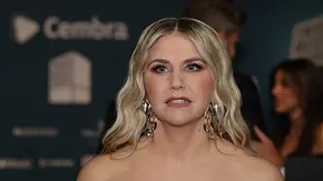 Beatrice Egli blickt ernst in die Kamera. - Foto: IMAGO / Bildagentur Monn