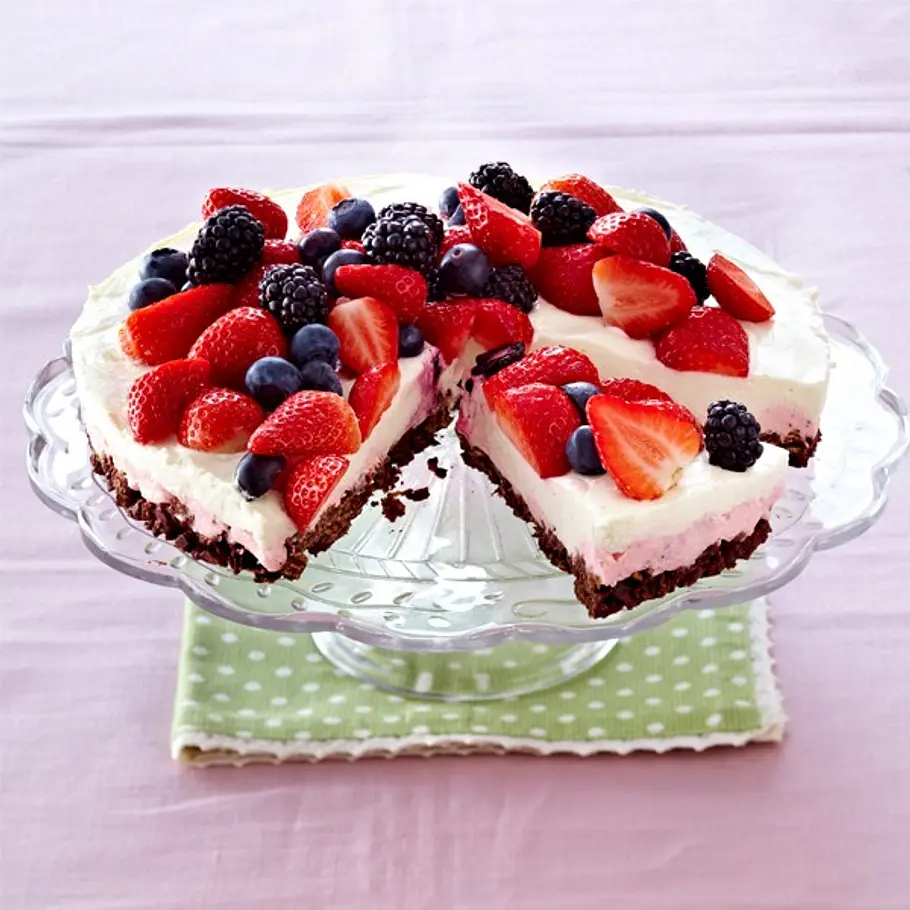 Erdbeer-Heidelbeer-Torte mit Holunderblütenmousse beeren sahne
