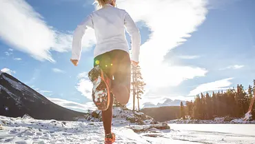 Beheizbare Unterwäsche an einer Joggerin im Winter - Foto: iStock / swissmediavision Beheizbare Unterwäsche an einer Joggerin im Winter - Foto: iStock / swissmediavision