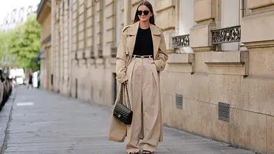 beige hose kombinieren - Foto: Edward Berthelot/Getty Images