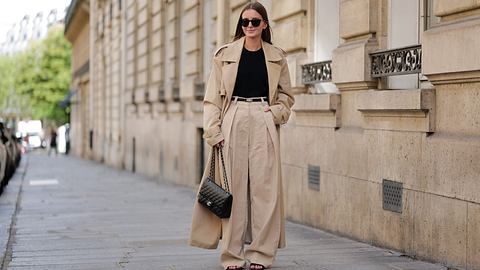 beige hose kombinieren - Foto: Edward Berthelot/Getty Images