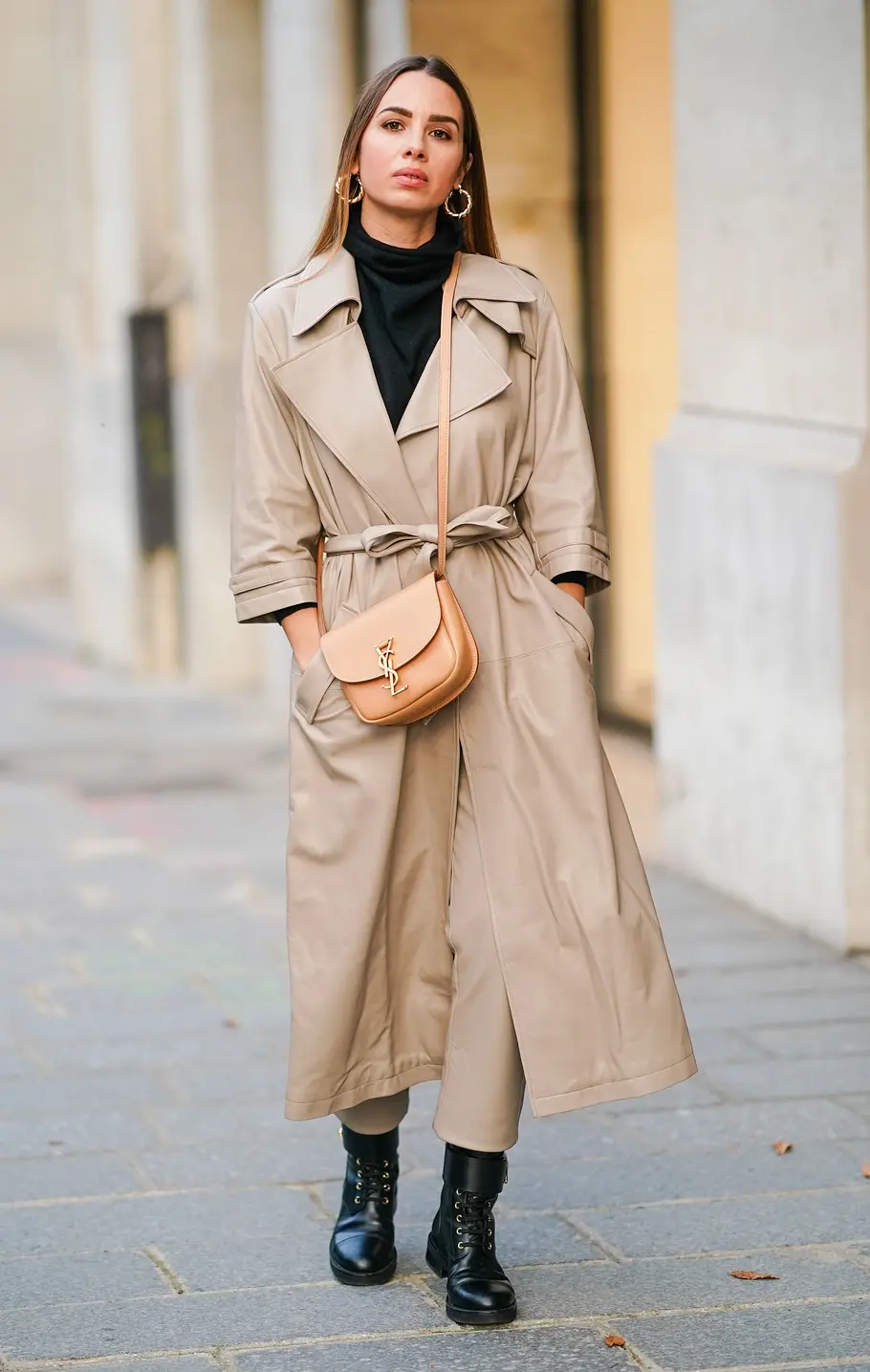 Beiger Trenchcoat kombinieren