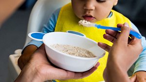 Kinder müssen Schritt für Schritt an die Beikost herangeführt werden. - Foto: iStock/LightFieldStudios