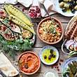 Beilagen sind doch das Beste am Grillen! Diese Rezepte machen Appetit. - Foto: iStock