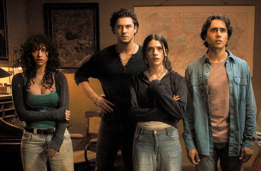 Belmont Cameli neben Odessa A zion, Ella Rubin und Michael Cimino im Horrorfilm „Until Dawn“.