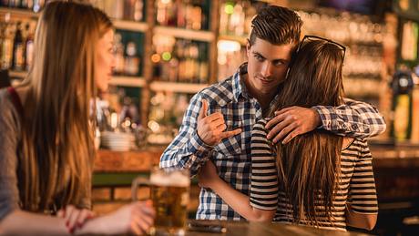 Benching: Wieso die Hinhalte-Taktik der schlimmste Dating-Trend ist - Foto: skynesher/iStock