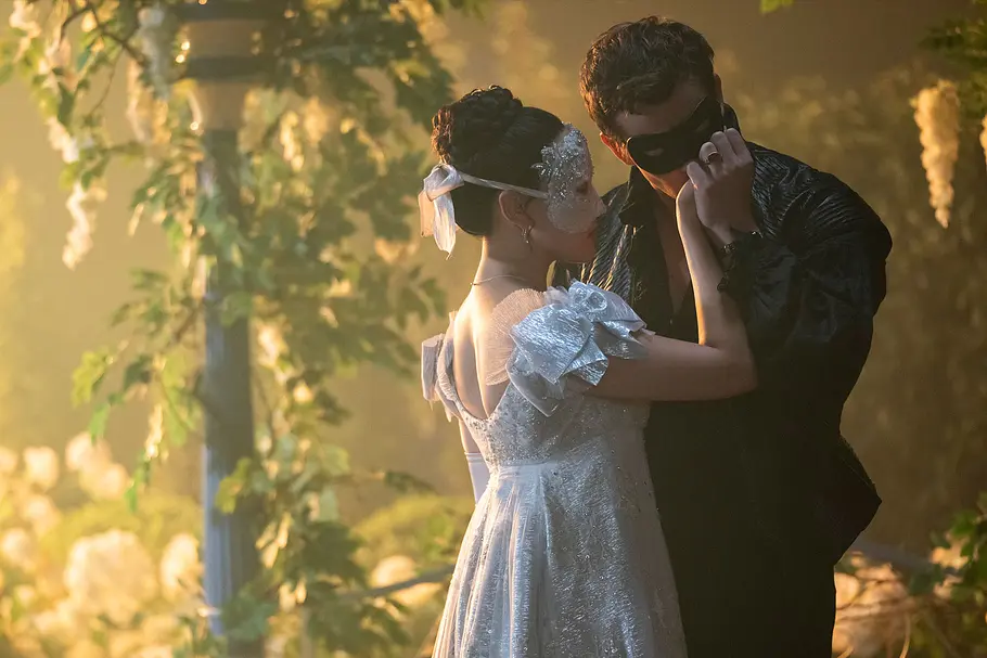 In der vierten Staffel von „Bridgerton“ tanzen Sophie und Benedict auf einem Maskenball.