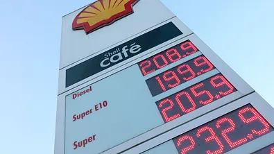 Aktuelle Benzin-Preistafel einer Shell-Tankstelle. - Foto:  IMAGO / Rene Traut