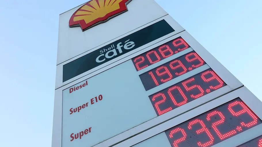 Benzin-Preistafel. Aktuelle Benzin-Preistafel einer Shell-Tankstelle.