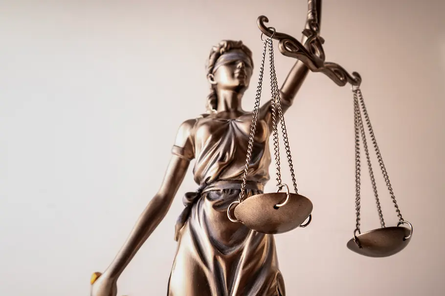 Benzinpreis, Bürgergeld & Co.: 5 neue Änderungen und Gesetze im Juli Rechtsschutzkonzept: Statue der Justitia mit einer Waage.