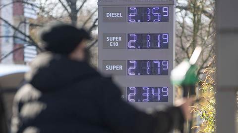 Benzinpreis-Horror: 1 Liter bald 2,50 Euro? - Foto: IMAGO / Reichwein