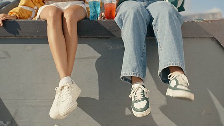 Bequemste Sneaker für Damen an Models - Foto: iStock / Marco VDM 