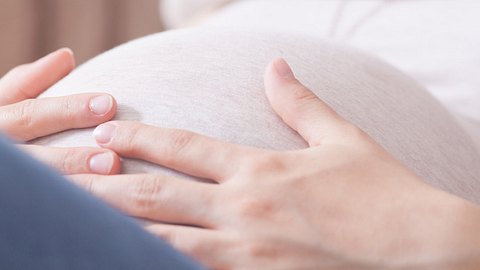 Mit 16 Jahren wird ein TikTok-Star Mutter von Drillingen. - Foto: Umkehrer/istock