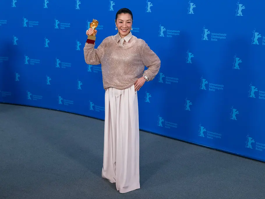 Berlinale 2026: Michelle Yeoh beim Photocall in einer weißen Hose