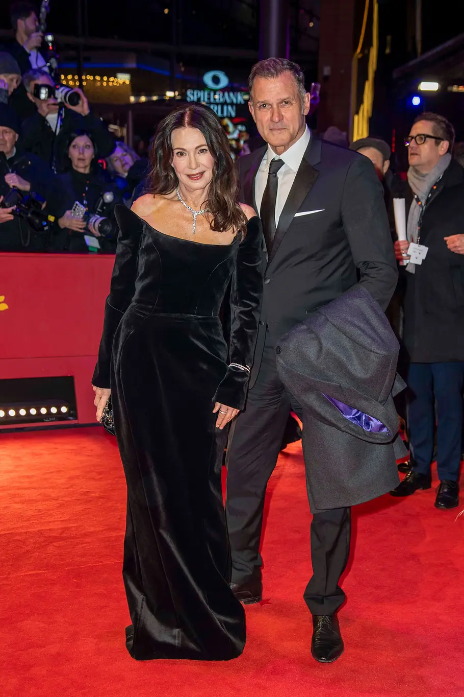 Berlinale 2026: Iris Berben und Heiko Kiesow auf dem roten Teppich