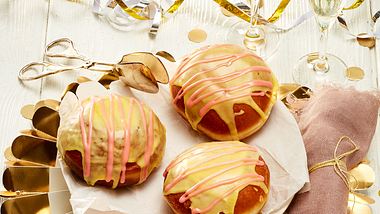 Diese goldigen Berliner Pfannkuchen verbergen eine fruchtige Überraschung. - Foto: House of Food / Bauer Food Experts KG