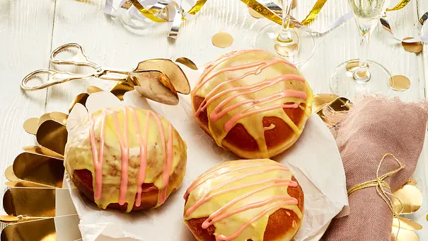 Diese goldigen Berliner Pfannkuchen verbergen eine fruchtige Überraschung. - Foto: Bauer Media Group