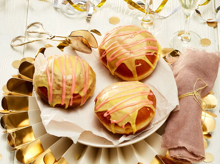 Diese goldigen Berliner Pfannkuchen verbergen eine fruchtige Überraschung. Diese goldigen Berliner Pfannkuchen verbergen eine fruchtige Überraschung.