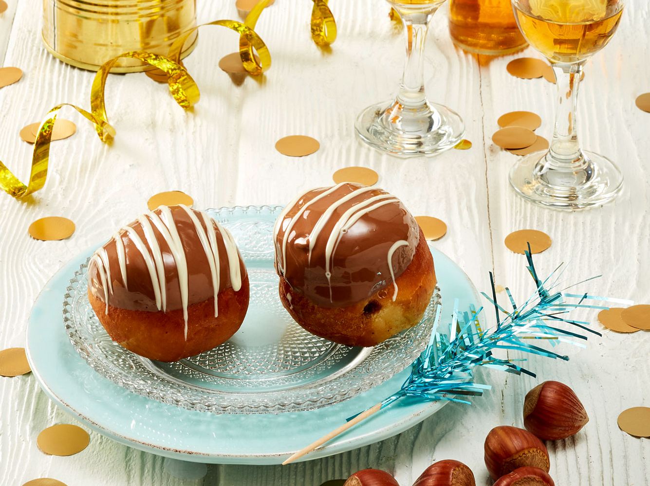 Krapfen nur für Erwachsene! Hier trifft fruchtiger Likör auf Nougat. Krapfen nur für Erwachsene! Hier trifft fruchtiger Likör auf Nougat.