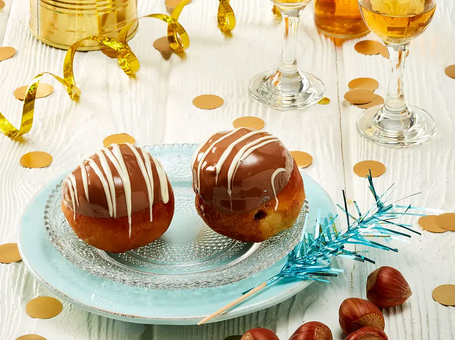 Krapfen nur für Erwachsene! Hier trifft fruchtiger Likör auf Nougat. Krapfen nur für Erwachsene! Hier trifft fruchtiger Likör auf Nougat.