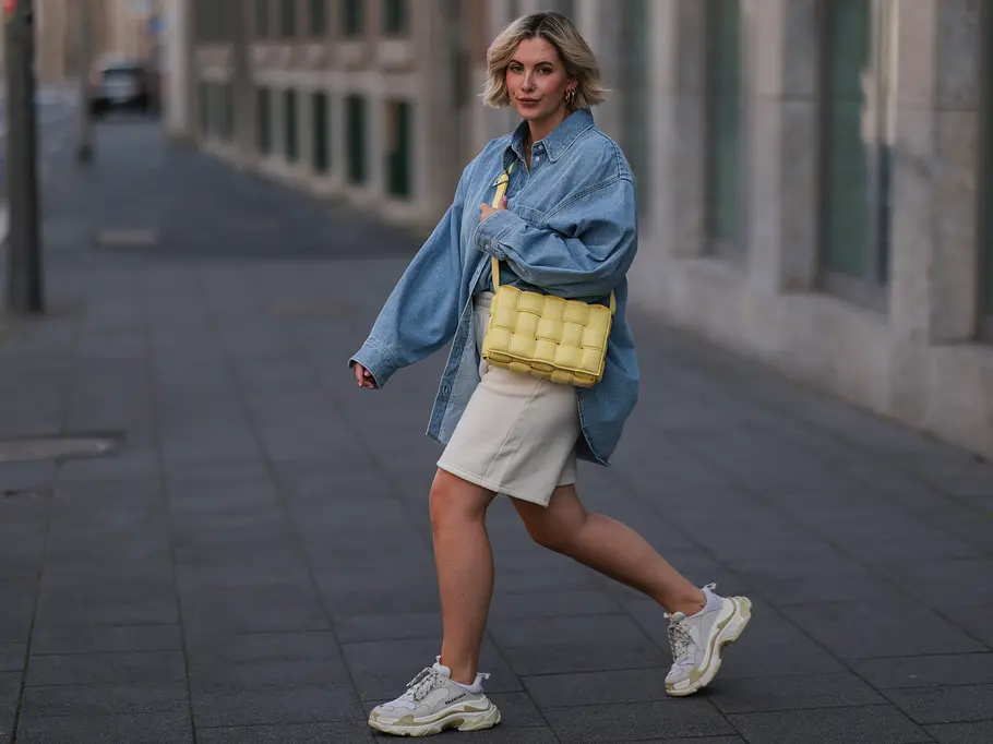 Bermuda-Shorts zum Jeanshemd stylen Bermuda-Shorts zum Jeanshemd stylen.