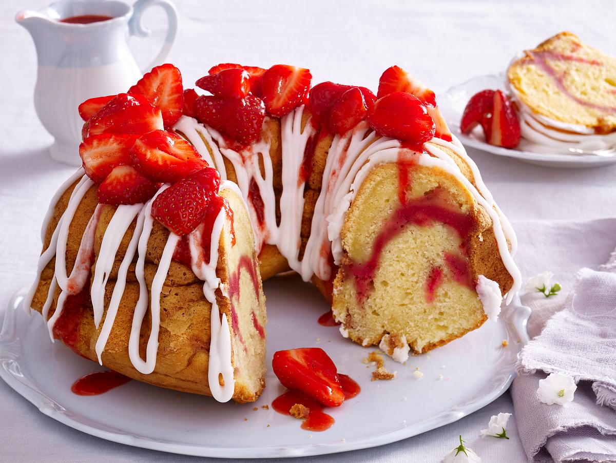 Beschwipster Napfkuchen mit Prosecco-Erdbeeren