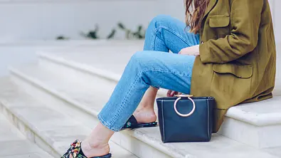 beste jeans damen - Foto: iStock/dramalens