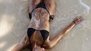 Bester Amazon Bikini: Model am Strand in einem Bikini - Foto: iStock/skynesher 